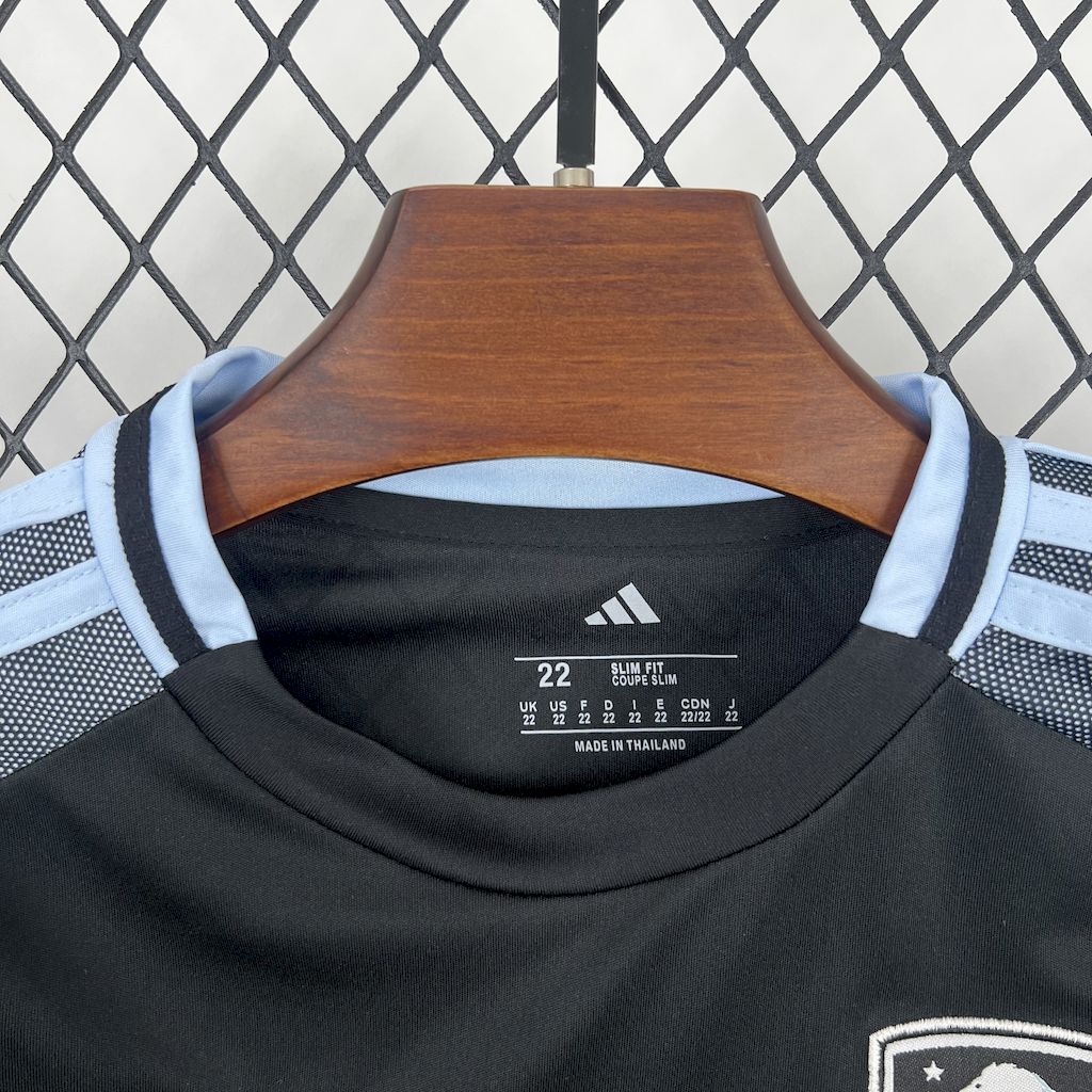 Kit Infantil Aston Villa Away 25/26 Adidas